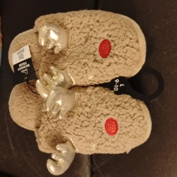 New Rudolph the red nosed reindeer throw, plush and slippers bundle - Picture 4 of 5